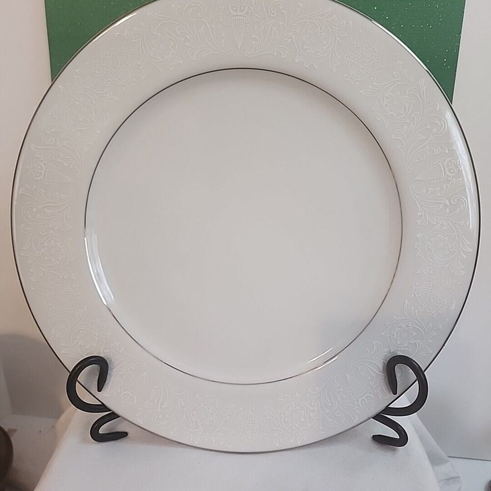 Crown Victoria Fine China Lovelace Dinner Plate Japan White Motif Platinum 10in